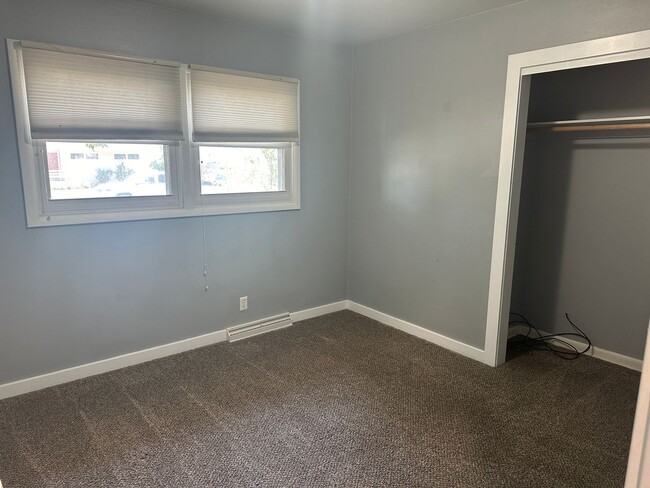 Building Photo - 5 bedroom 2 1/2 bath home for rent