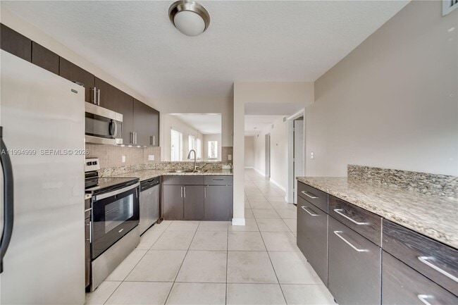 Building Photo - 6235 SW 47th Manor