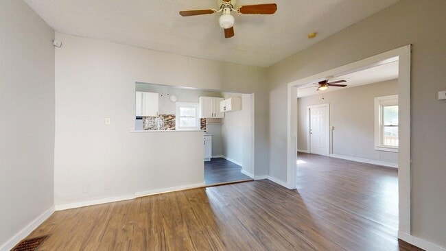 Building Photo - Updated 3 bedroom/1.5 bathroom, Single Fam...
