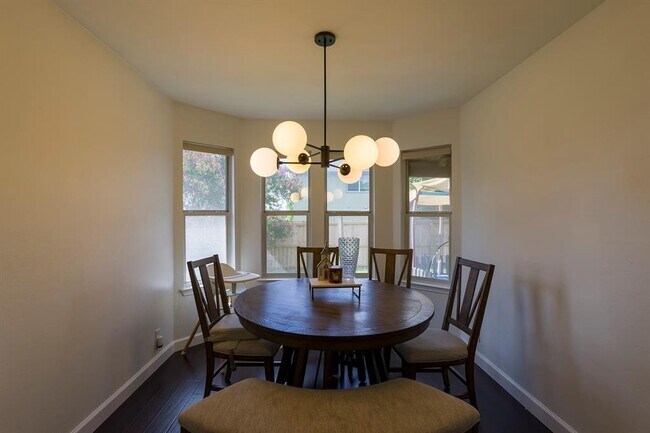 Building Photo - 906 Iris Dr