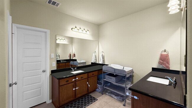 Building Photo - 3822 Dry Creek Dr