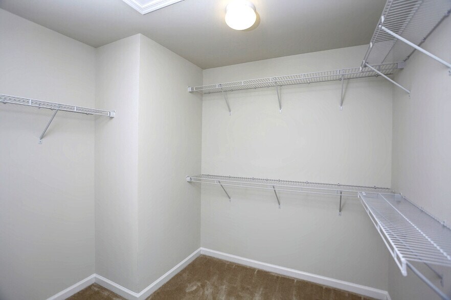 Walk-in Closet - 1720 Beacon Ln