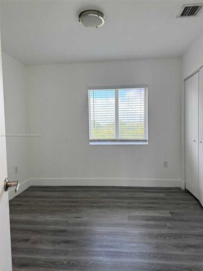 Building Photo - 618 SW 2nd Pl