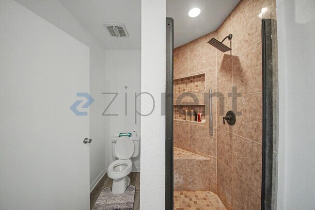 Building Photo - Unit