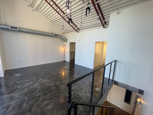 Building Photo - Sleek and Sophisticated: Upscale 1-Bdrm/2b...