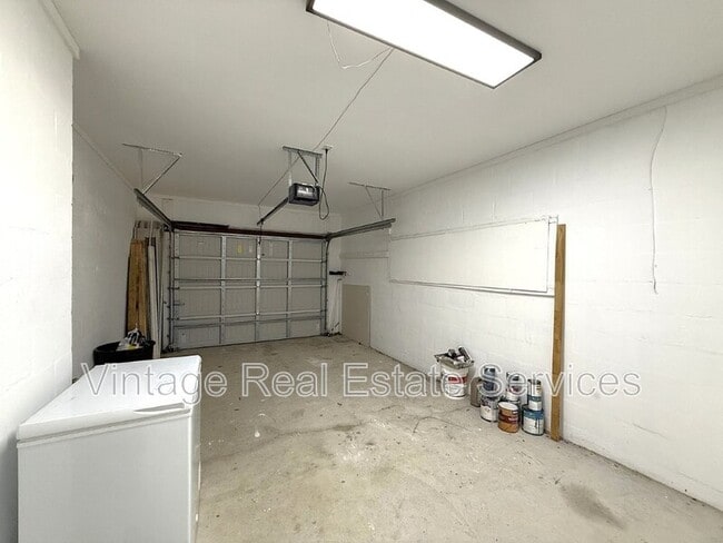 Building Photo - 105 N Aurora Ave