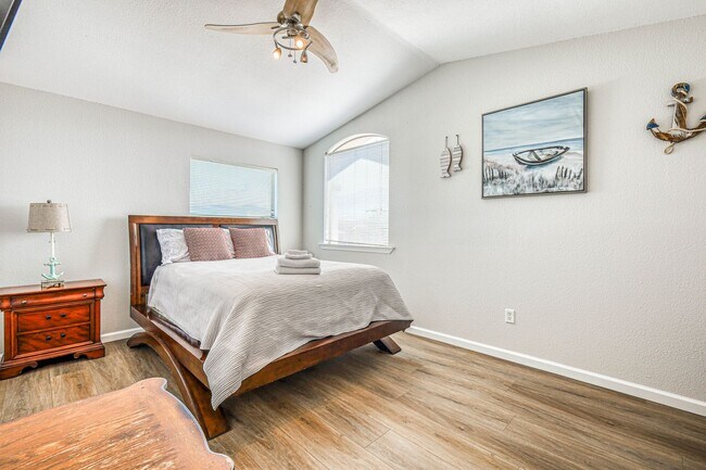 Building Photo - Beautiful Westside home FURNISHED with 4 b...