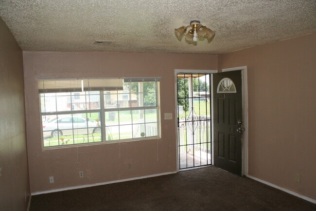 Building Photo - Coming Soon! 3 BED 1 BATH! Schedule a tour today!