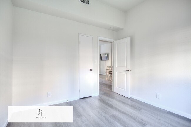 Building Photo - Fully Remodeled | Spacious & Bright Townhome