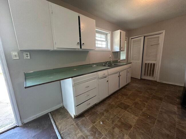 Building Photo - 3 bedrooms - West Augusta Rental – (30909) Living room, and den-Convenient location close to shop...