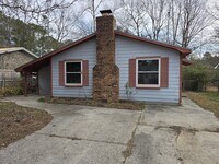 Building Photo - Charming Cottage Living in a Convenient Location