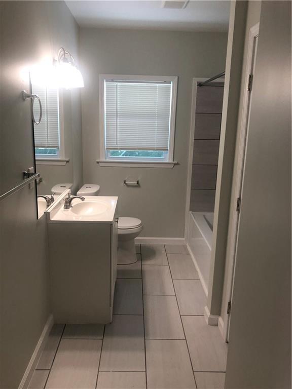 Building Photo - 700 Lynn Cir SW