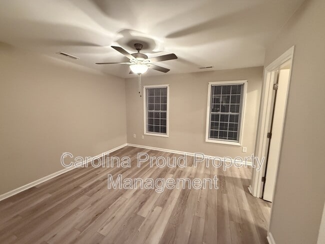 Building Photo - 337 S Pointe Dr