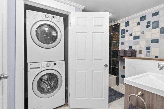 Building Photo - 657 McGruder St NE