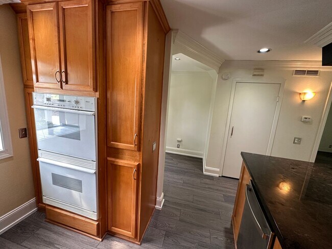 Building Photo - Morningside on the Lake Downstairs 1 Bedroom 1 Bath