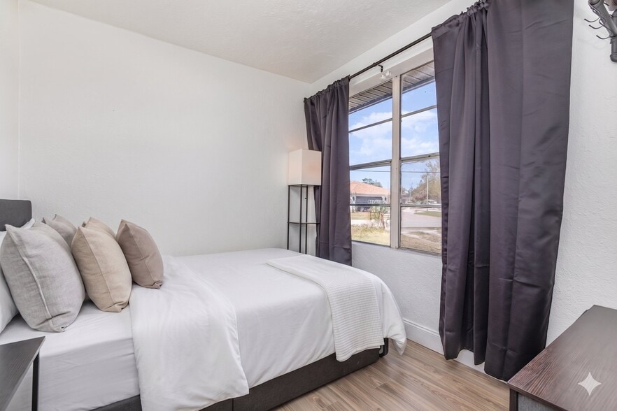 Building Photo - 733 Tarpon Ave