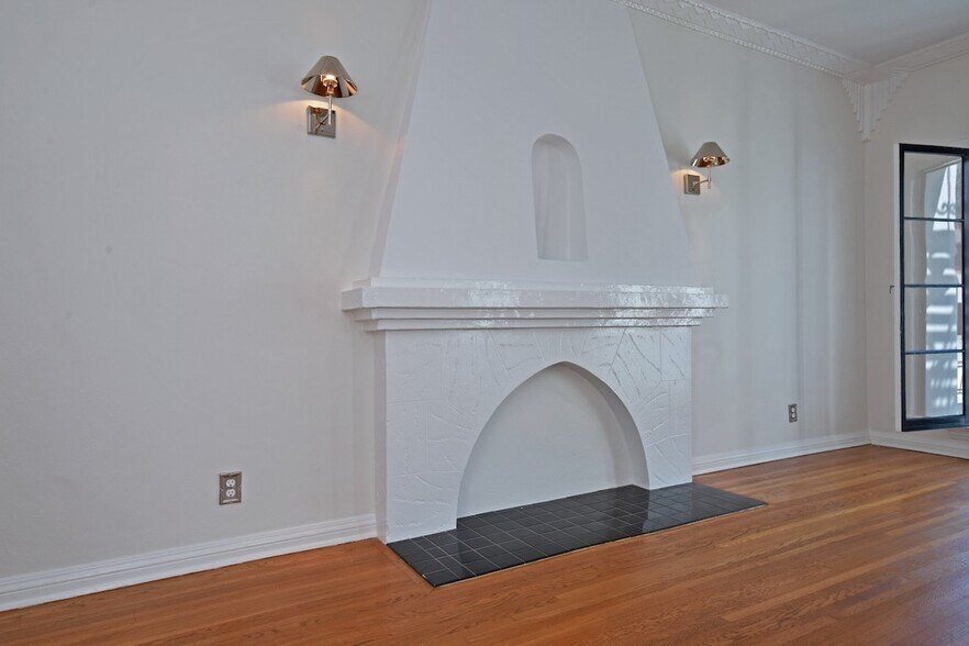 Building Photo - 724 S Genesee Ave