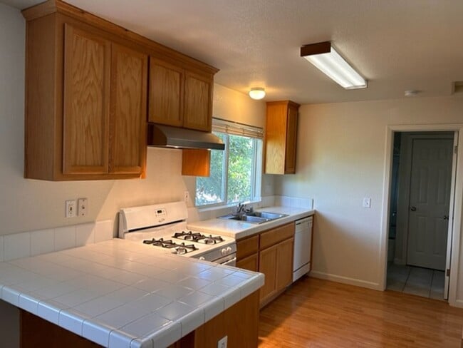 Building Photo - 1 Bedroom 1 Bath Granny Unit Santa Rosa