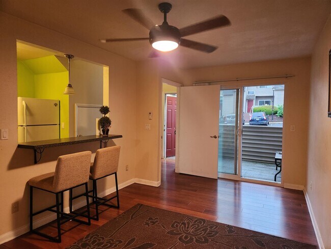 Building Photo - 1394 Bradley Dr