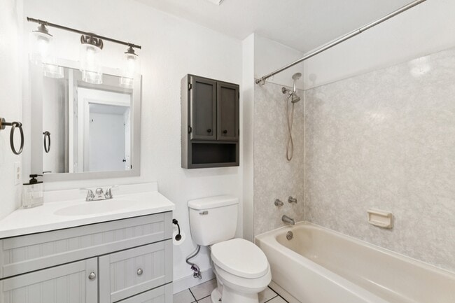 Building Photo - 5591 N Marlboro Ave