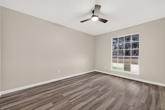 Building Photo - 2013 Long Dr