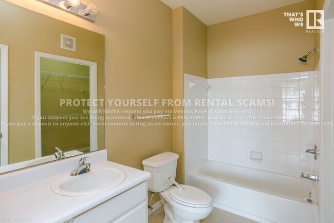 Building Photo - 4261 NE Meadowcreek Circle Unit#105, Fayet...
