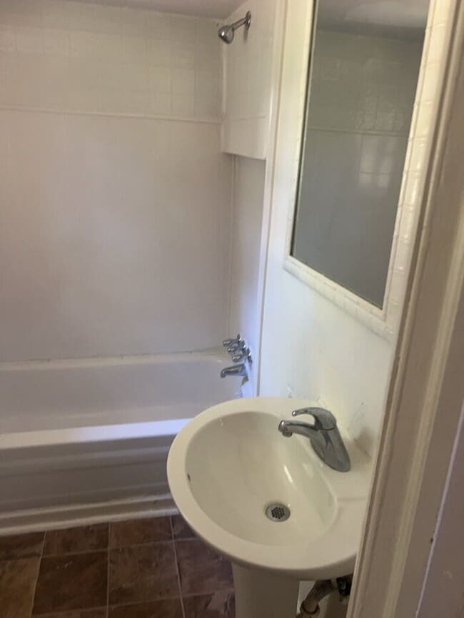 Building Photo - "Charming 2-Bedroom Retreat in Greenville – Ideal Location on W. 6th Street!"