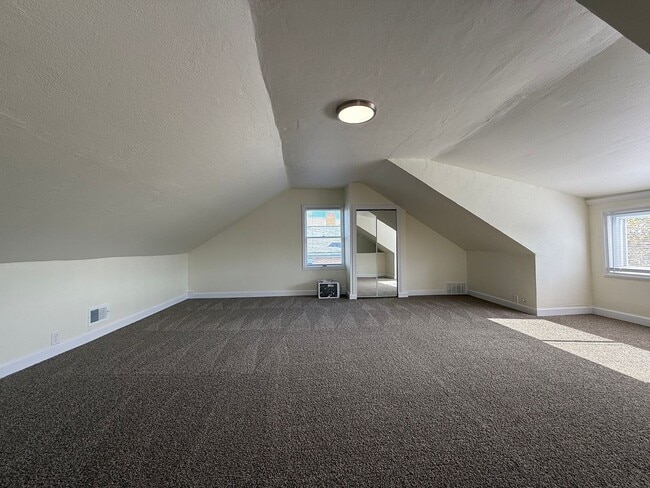 Building Photo - Updated 3BR 1.5 bath house with office/ of...
