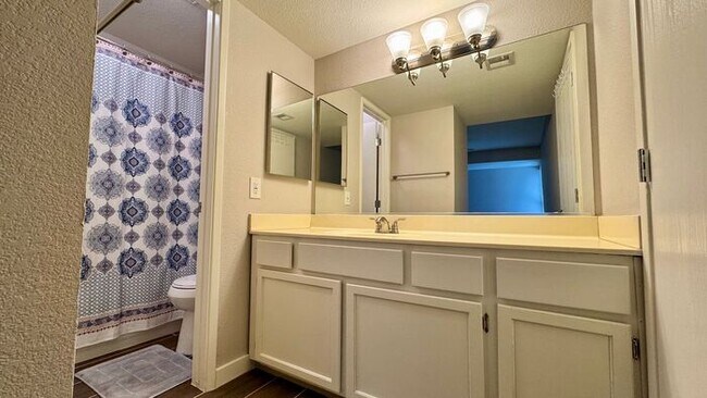 Building Photo - Upgraded 2 Bed, 2 Bath Condo - Available NOW!