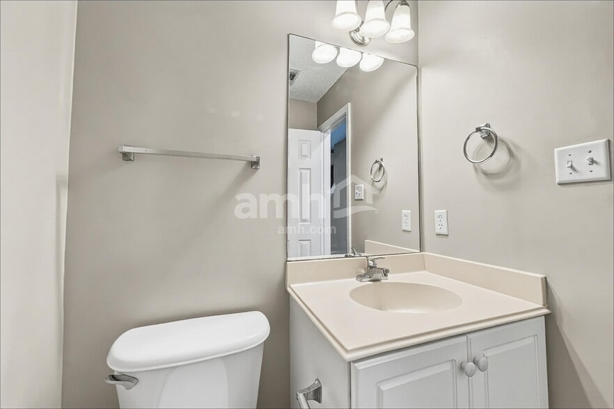 Building Photo - 8 Sandy Pond Ct