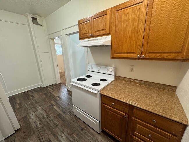 Building Photo - LEASING! Available June 30th