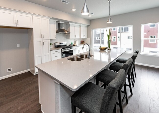 Building Photo - Luxury Executive Westside Townhouse with E...