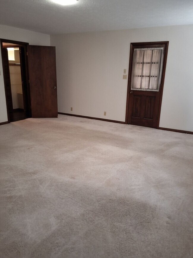 Building Photo - Oak Ridge 37830 - 4 bedroom 2.5 bath - call Sharon Arnwine 865-313-7215