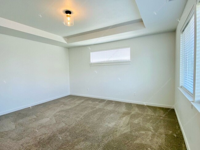 Building Photo - Bright & Spacious SE Bend Retreat with Vau...