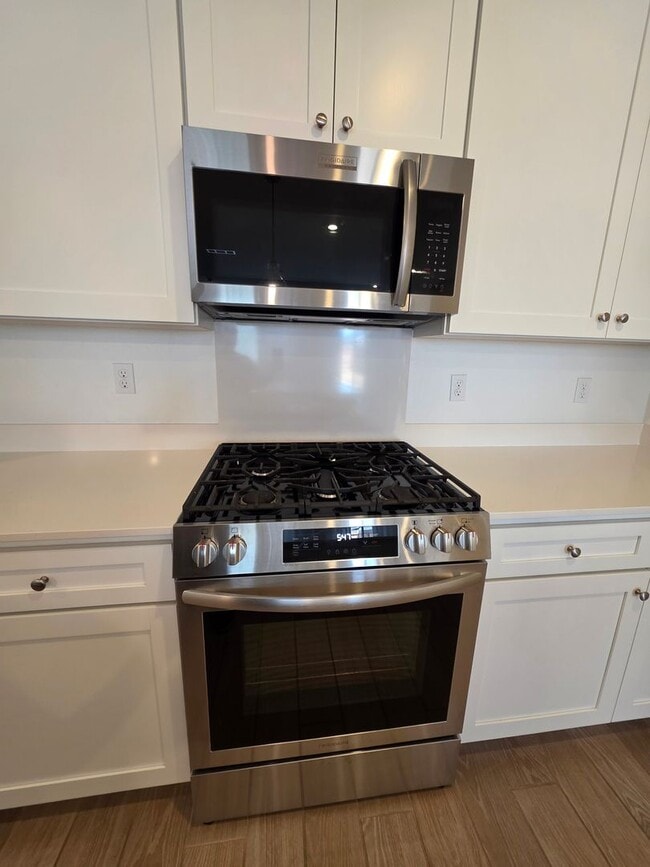 Building Photo - 3 bedroom 2 bathroom home with Solar and y...