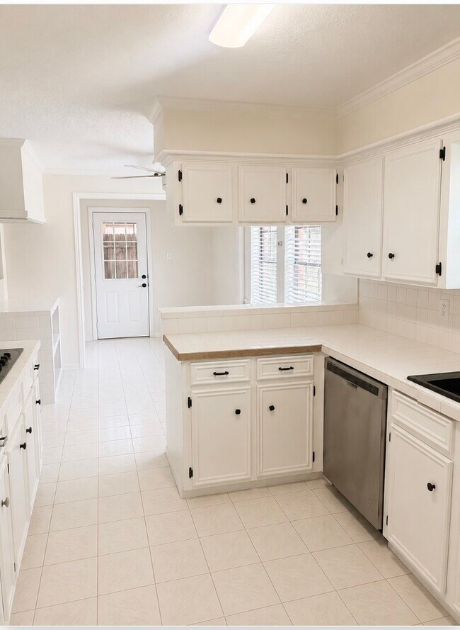 Building Photo - 6918 Marisol Dr