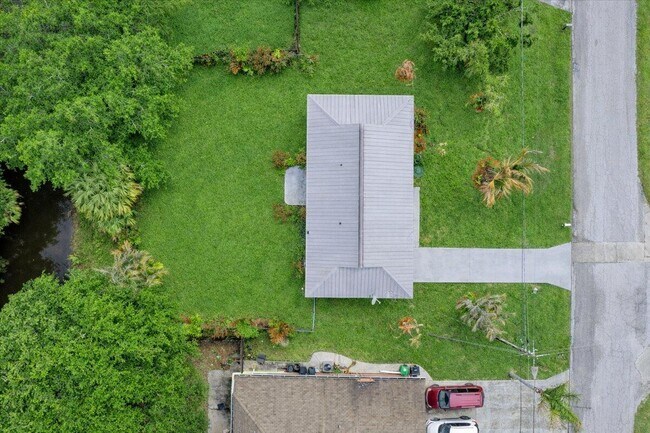 Building Photo - 841 NW Riverside Dr