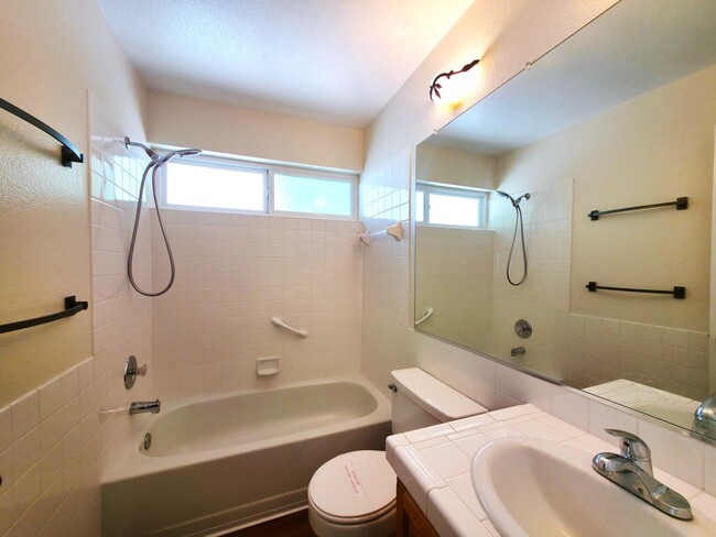 Building Photo - Beautifully Updated 3 Bedroom 2 Bath Updat...