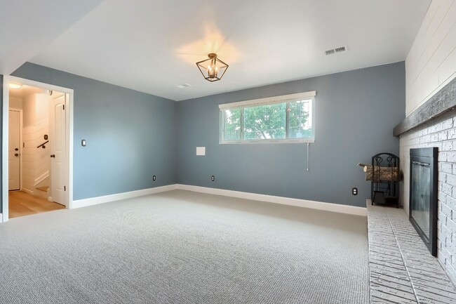 Building Photo - 4 BED 3 BATH HOUSE NEAR CREAK PARK!!!
