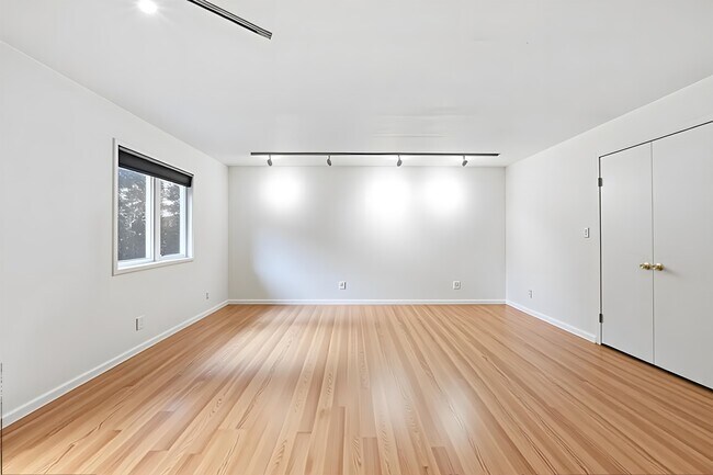 Building Photo - 700 10th St