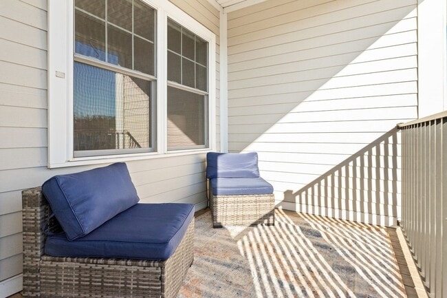 Building Photo - Danvers Updated 3 Bed 2 Bath | Top Floor Condo | Avail Now