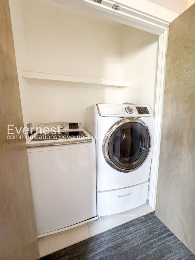 Building Photo - 3 Bed/3 Bath Townhome with Garage / Available Now!