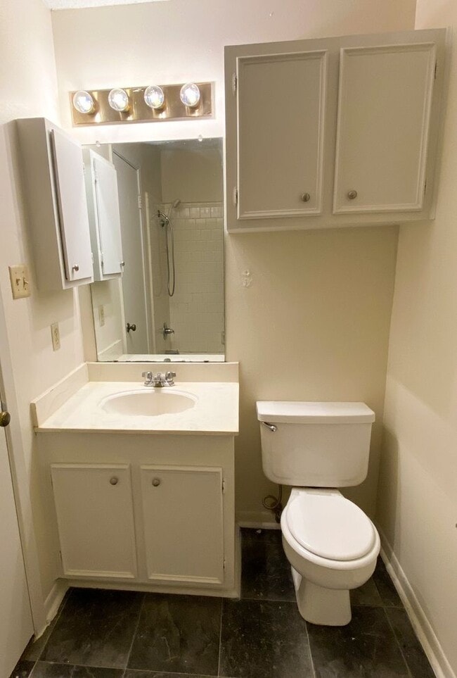 Building Photo - 128 Hayter St