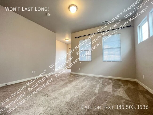 Building Photo - 3 Bedroom/3.5 Bathroom Townhome in South J...