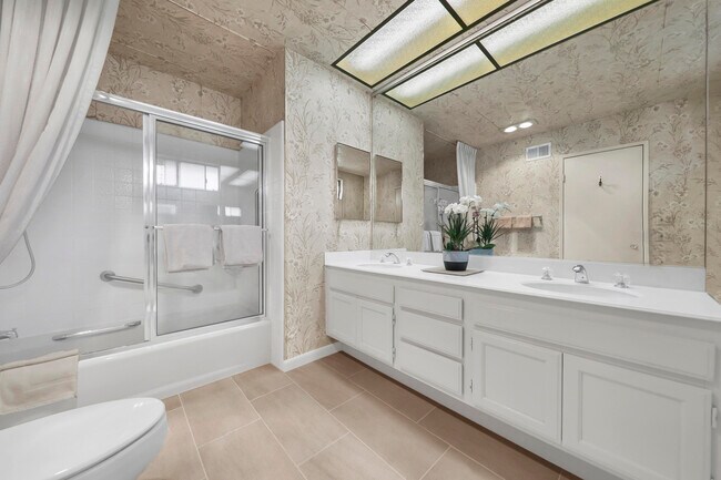 Building Photo - 175 Gran Via