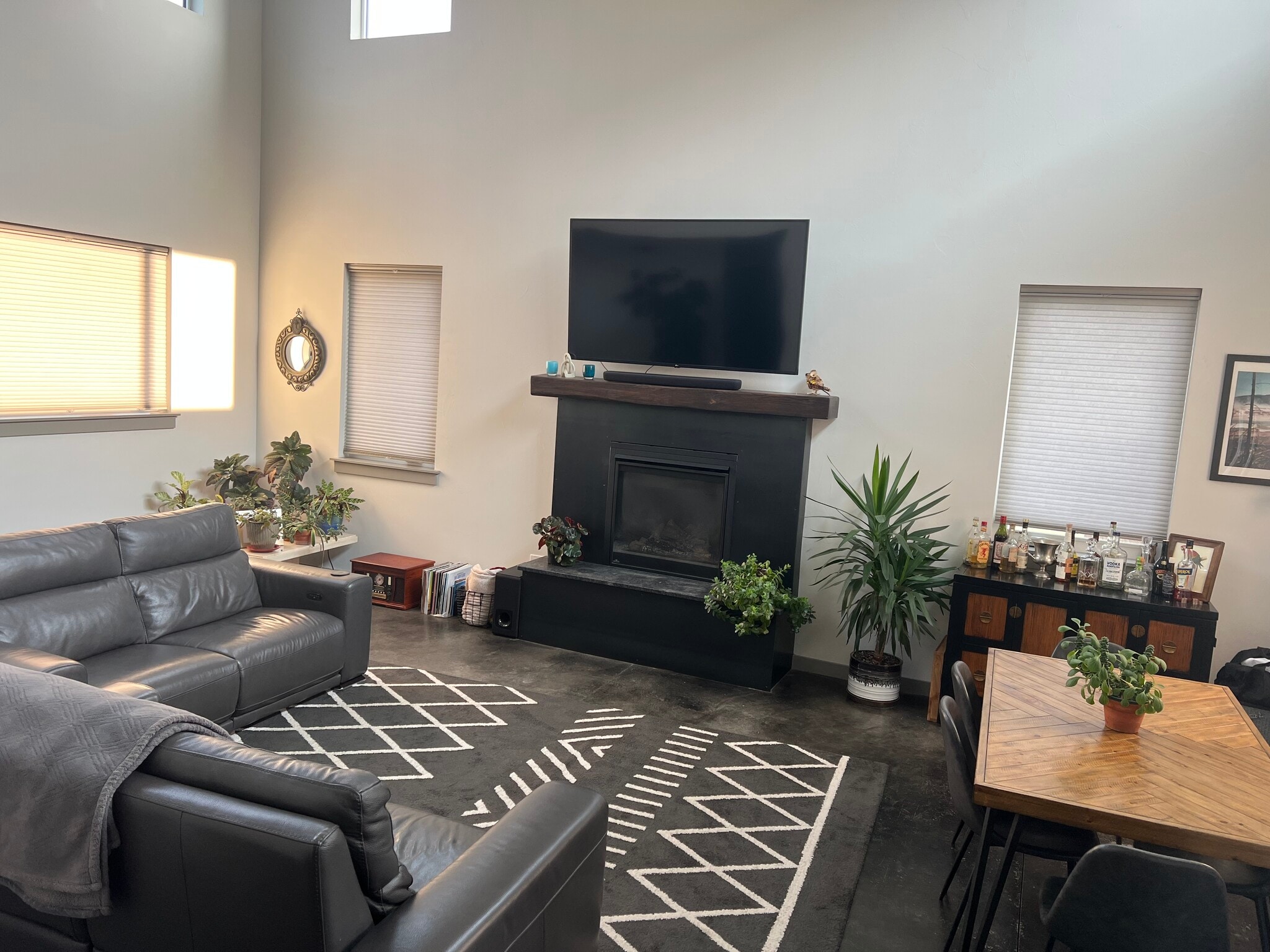 Living room with vaulted ceilings - 3168 Fen Way