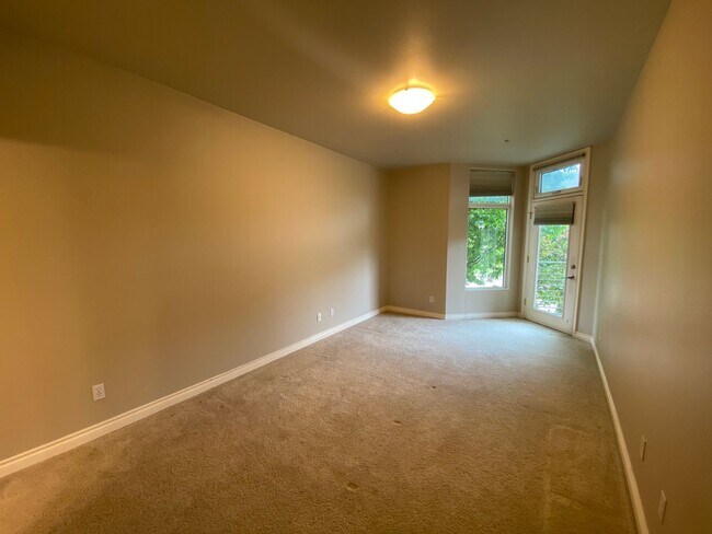 Building Photo - High End (2) Bedroom, (2.5) Bathroom Condo...