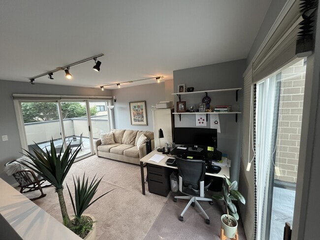 Top floor office or guest room - 1713 W Diversey Pky