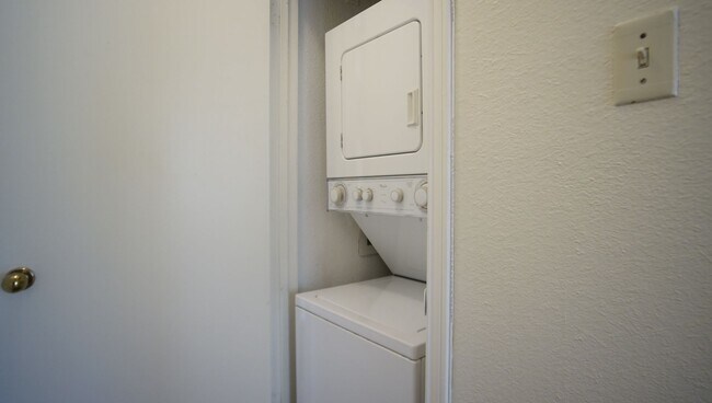 Building Photo - 2/2 Condo in Central Austin