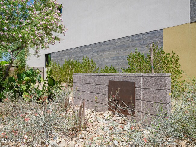 Building Photo - 1740 E Ocotillo Rd